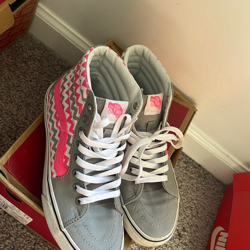 Frost gray/ neon pink
